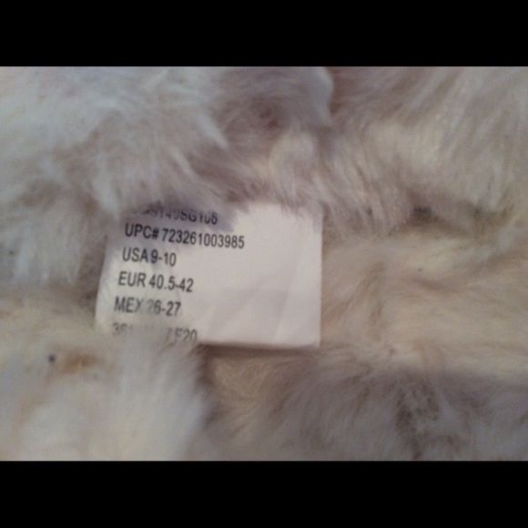 🚫SOLD🚫Plush SOFT Furry Buckle Sandals - Picture 6 of 6